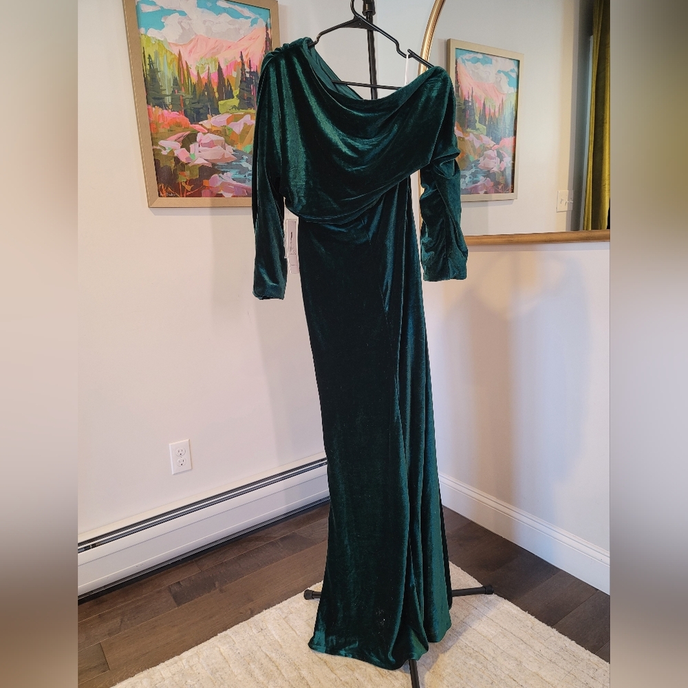 NWT Wear Your Love Green Velvet Off The Shoulder Gown Size 4 - Picture 3 of 5